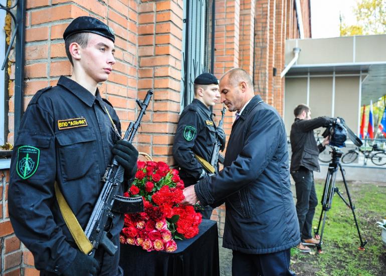 Полковник Савчук возлагает цветы к мемориальной доске Игорю Панину. Колледж космического машиностроения и технологий. Город Королёв. Осень 2015 года. Фото Анны Ширяевой