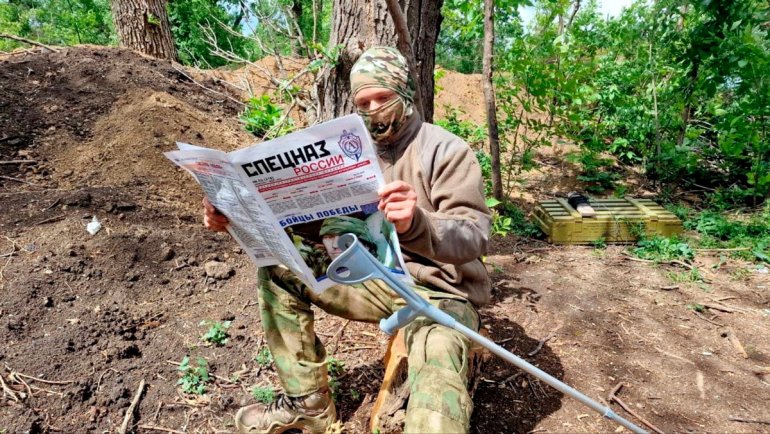 Привет с фронта СВО. Боец с газетой "Спецназ России". Официальному печатному изданию Международной Ассоциации "Альфа" исполнилось тридцать лет! Весна 2024 года