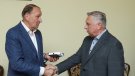 Директор ФСБ России генерал армии Михаил Барсуков и президент Международной Ассоциации "Альфа" генерал-полковник Александр Мирошниченко